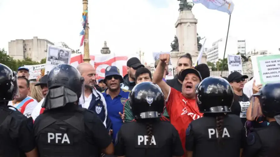 Policías - Barrabravas Anti Milei Kirchneristas Izquida