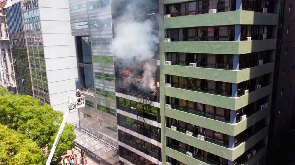 incendio Edificio Lindero Al Ministerio De Trabajo
