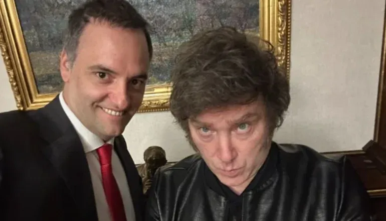 JAVIER MILEI Y MANUEL ADORNI Privelegios a extranjeros AFUERA